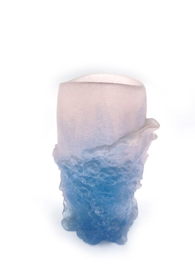 Null DAUM Francia 

Jarrón de cristal azul, firmado bajo la base. 

Altura 14 cm
