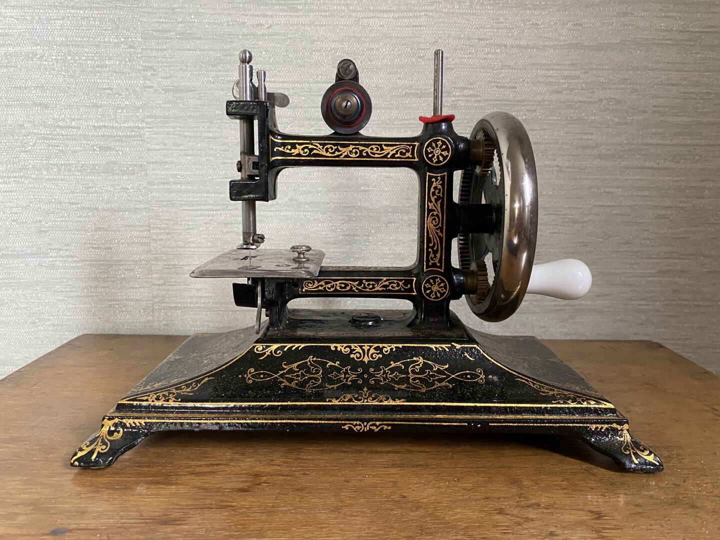 Null Wrought iron sewing machine with painted gilded decoration of friezes and i&hellip;