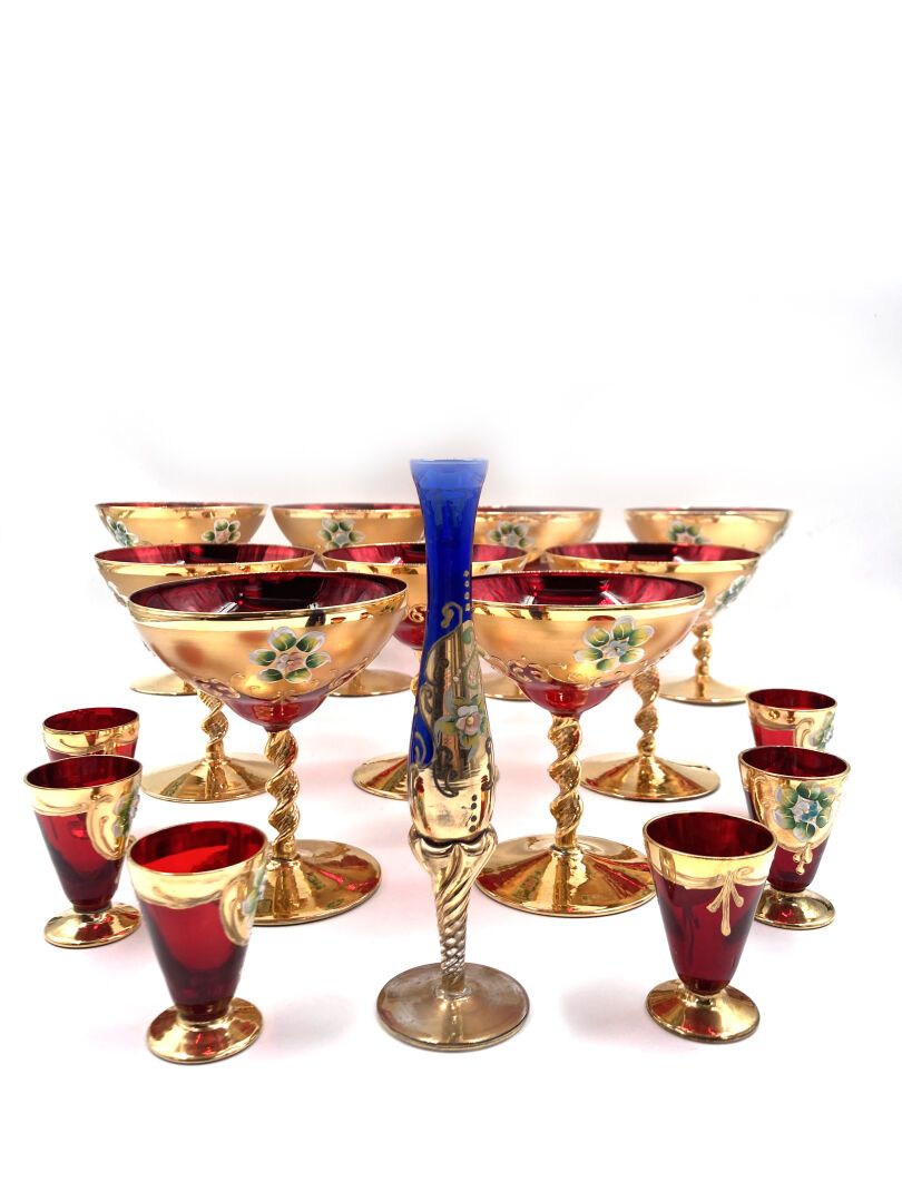 Null 由红色波西米亚玻璃和金色装饰制成的玻璃服务的一部分，包括大约九个香槟杯和六个小利口酒杯。

如是