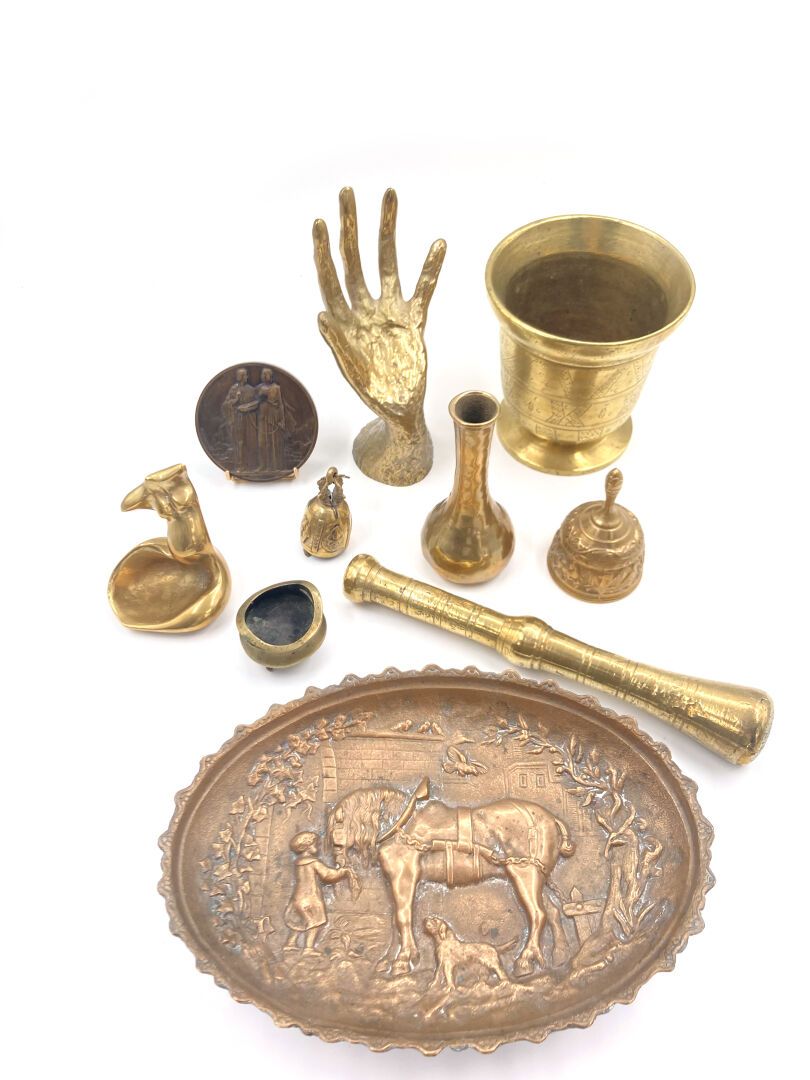 Null 一套铜器和展示品，包括一个铃铛，一只手，一个小花瓶，一个半身杯，一个雕刻的盘子，一个水壶鼓。