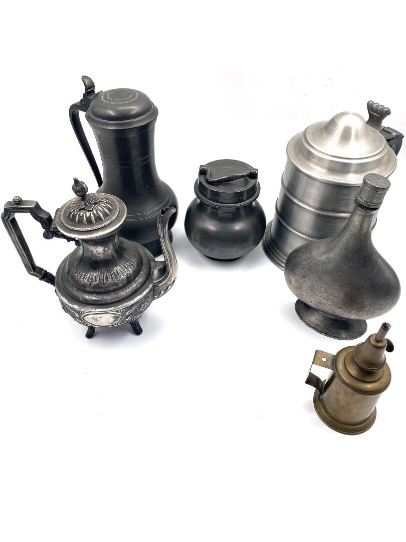 Null Set of pewter including a teapot, two pourers, a gourd.