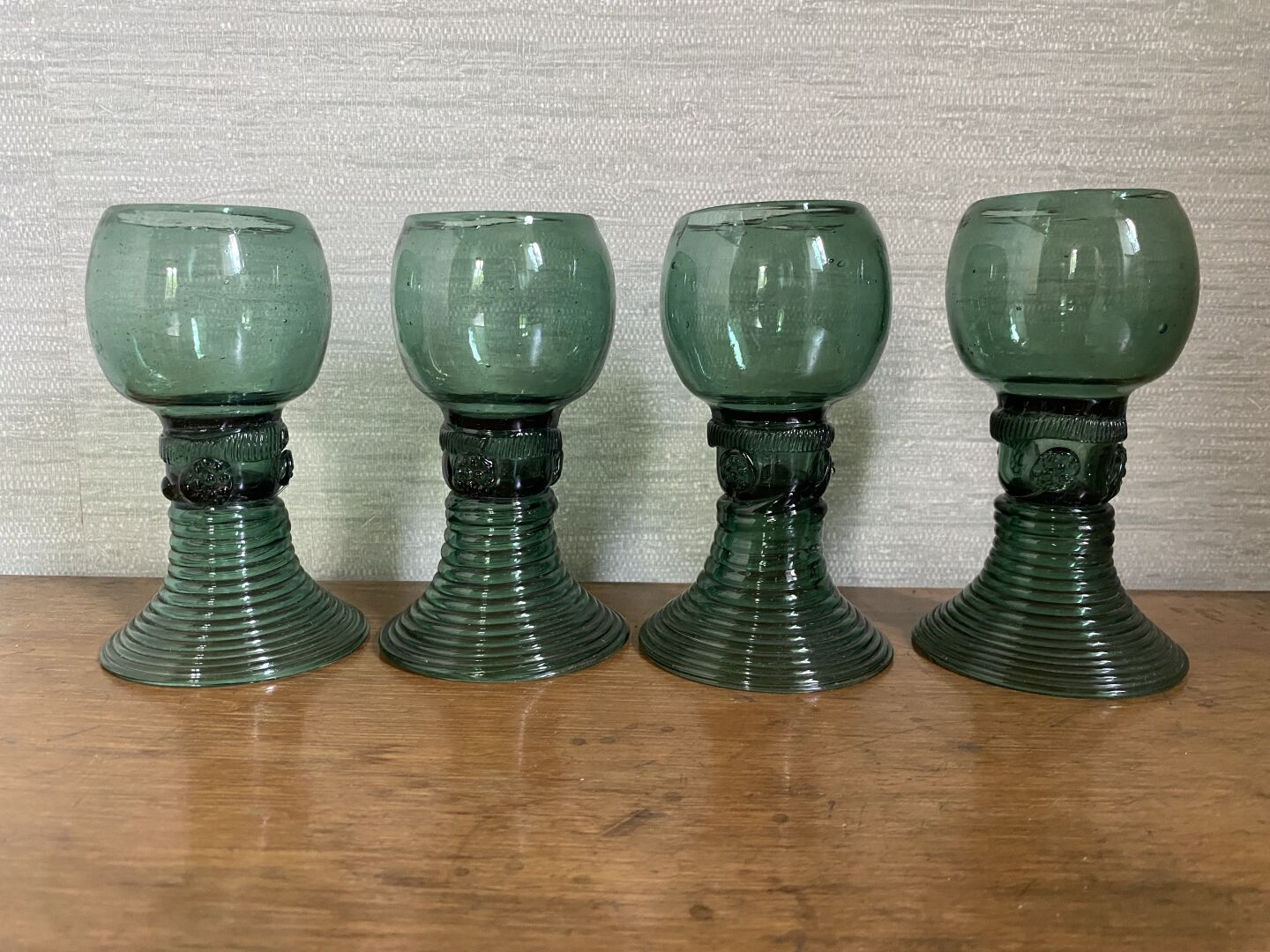 Null 一套九只莱茵河酒杯，绿色着色的吹制玻璃，杯柄上装饰着形成葡萄串的贴花，杯底是郁金香形状。

高12.5厘米



附上另一个模型的三个杯子