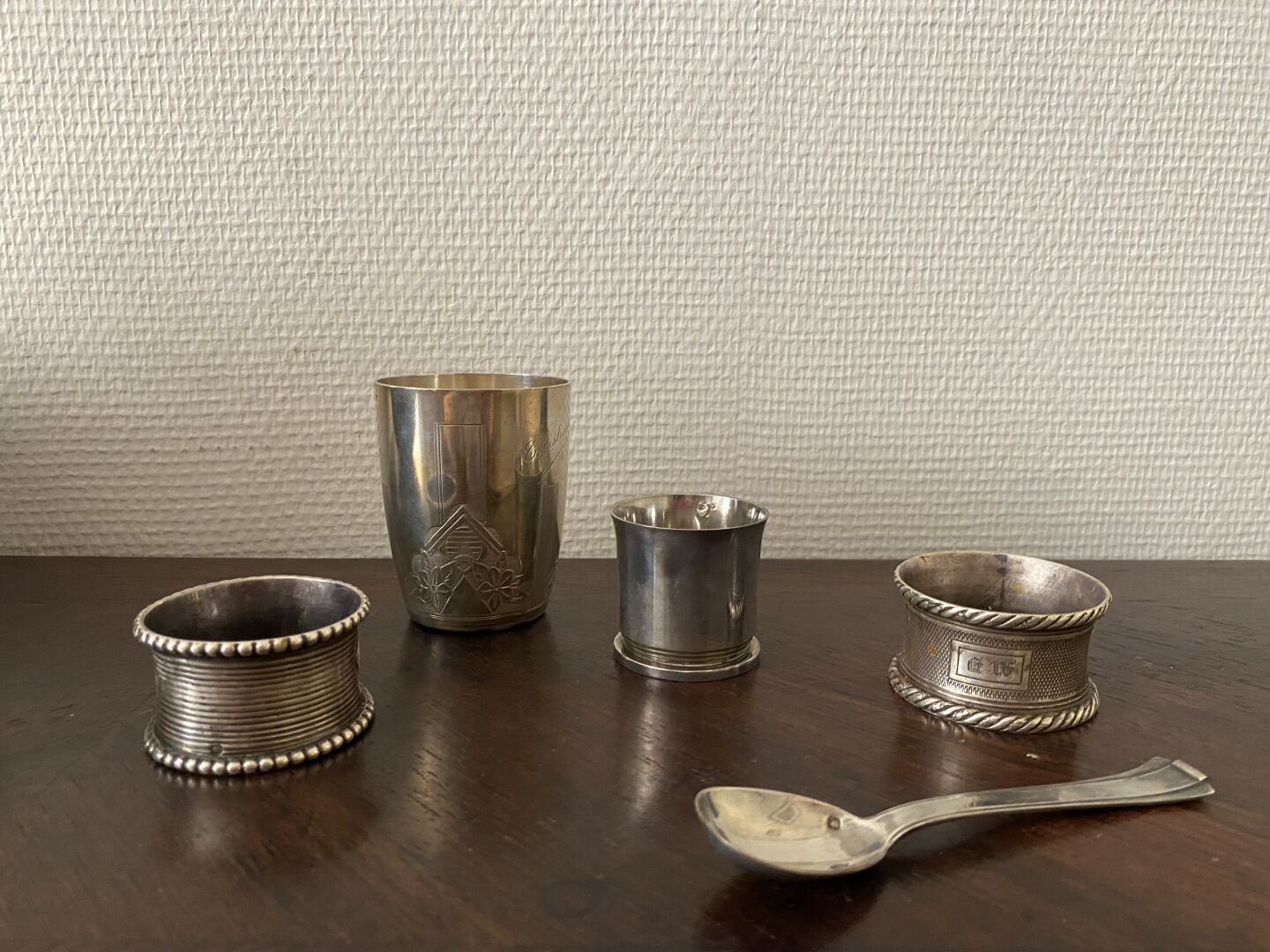 Null *一套银器包括两个餐巾环，一个不倒翁，一个勺子和一个利口酒杯。

一套镀银金属包括一个托盘和一个Christofle之家的碗，一个鸡蛋杯，一套杯子，一&hellip;