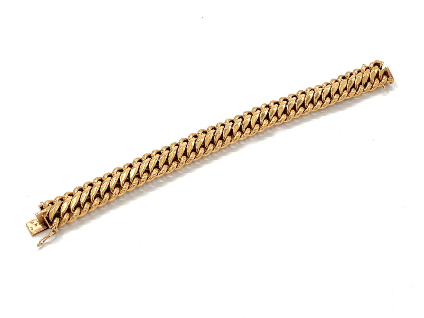 Null 黄金75万分之一的手镯，交错的链节上有平纹或刻纹。
长度：18,8 cm
毛重 : 38,1 g