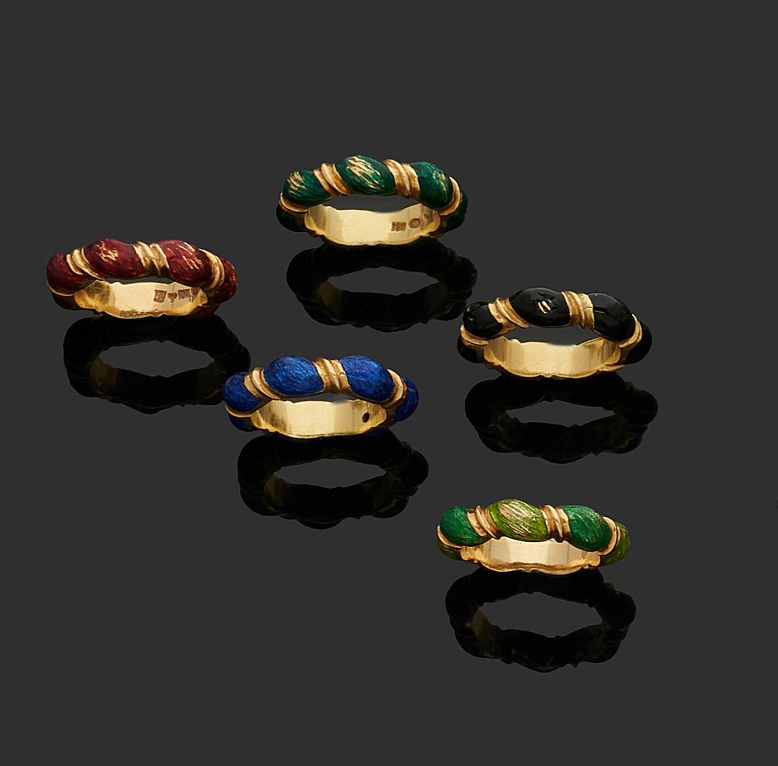 Null ZOLOTAS或LALAOUNIS 
五枚七十五万分之一的黄金戒指，每一枚都有白色、红色、绿色或黑色的部分珐琅装饰。
(带搪瓷的小姐)。
在每个环上打&hellip;