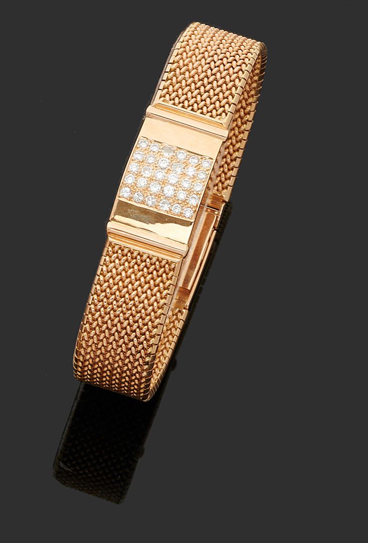 Null 七十五万分之一的黄金编织的灵活手镯，中心装饰有一圈明亮的圆形钻石，一个旧尺寸。
长度：19厘米左右
毛重 : 56,2 g