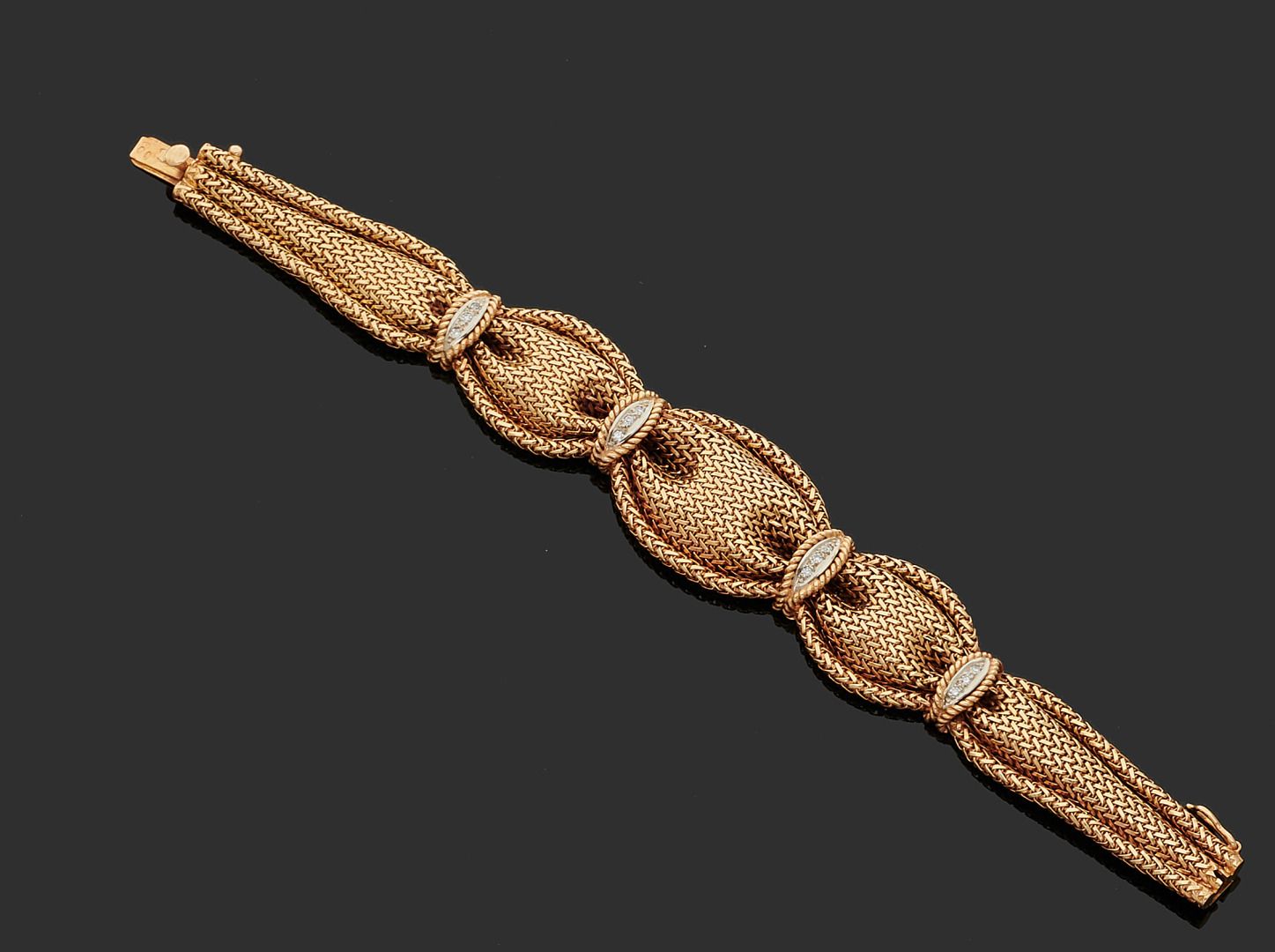 Null 750千分之一黄金弹性手镯，编织链节上装饰有三个秋天的图案，并交替镶嵌有八八分的小圆钻。
长度： 17,5 cm
毛重 : 37,1 g
