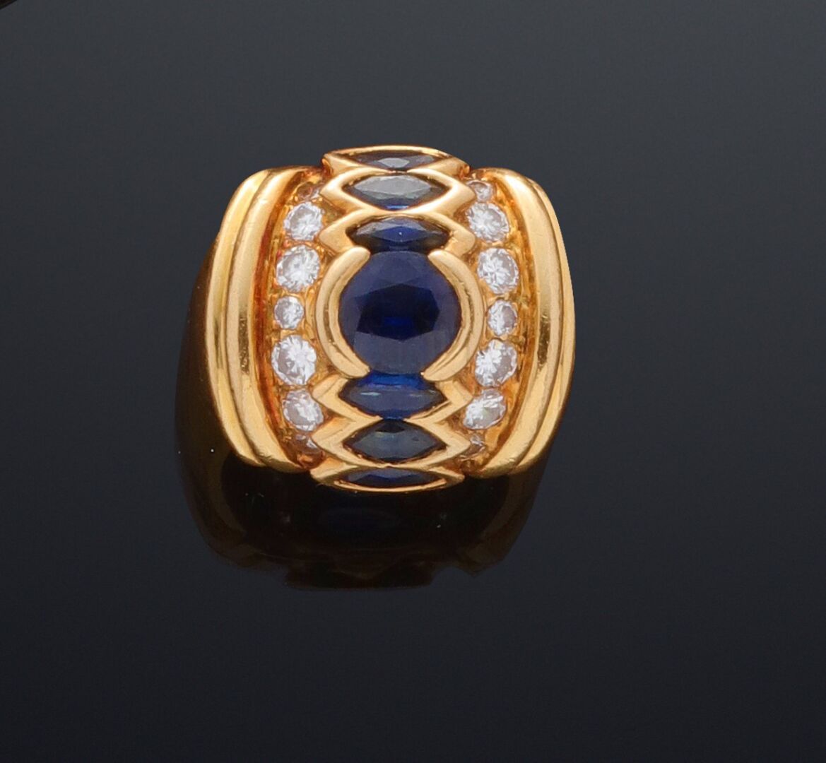 Null 75万分之一的黄金戒指，中心隆起，刻有神龙，在两行明亮的圆钻之间装饰着一排蓝宝石。
(磨损和破损）。
手指大小：52.5
毛重：19.1克