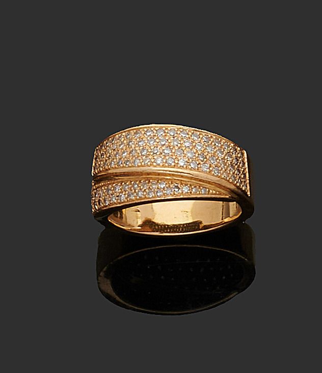 Null 750千分之一的黄金戒指，中心代表两个交错的环，每个环都铺设了八八分的圆钻。
转指：54
毛重：9克