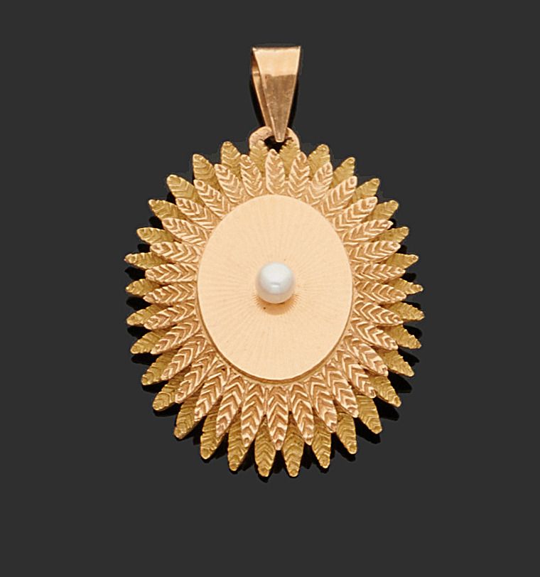 Null 千分之七十五的黄金奖章吊坠，中心装饰有一颗辐射状和叶状的养殖珍珠。
高度：4,5厘米
毛重 : 9,4 g