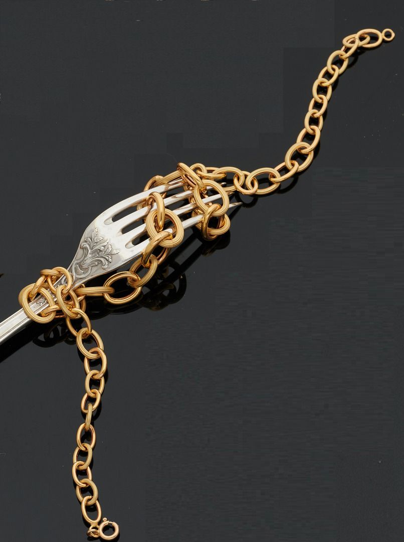 Null 颈链由千分之七十五的黄金打造，椭圆形的链节上平铺着或镶嵌着秋季交替出现的网状物。
长度： 44,6 cm
毛重 : 11,2 g
