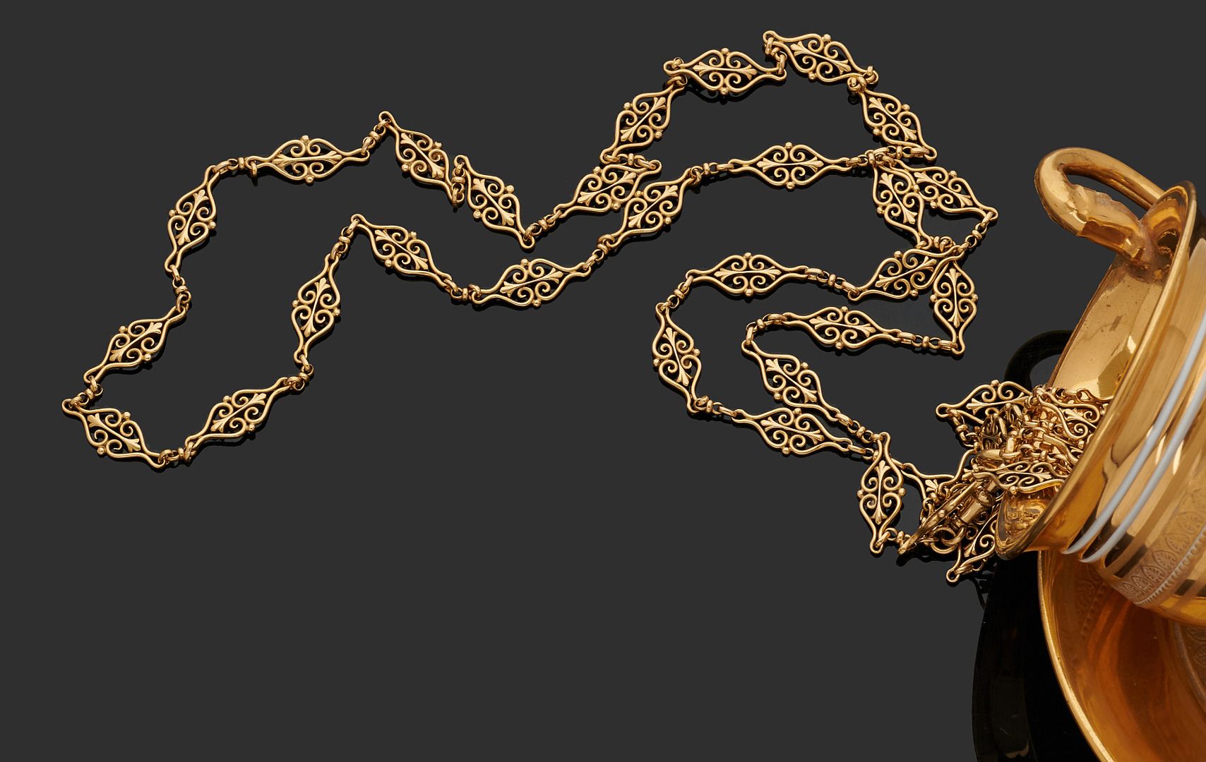 Null 铰链式SAUTOIR，黄金75万分之一，链节镂空，有扣子和叶子的装饰。
努力实现1900年。
长度：178厘米
毛重：102克