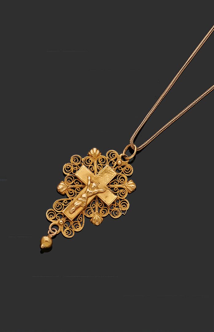 Null 75万分之一黄金项链，吊坠为75万分之一黄金雕刻的布伦纳十字架和丝线。
(事故）。
长度：40厘米左右
十字架高度：4.5厘米
毛重：8,1克