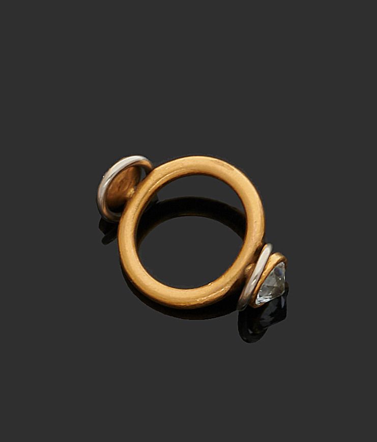 Null 黄金75千分之一和铂金85千分之一的戒指，出现了一个装饰有两颗旧尺寸的圆钻的戒指，其中一颗翻转了。
(小的失误)。
转指：约51 1/2
毛重：14.&hellip;