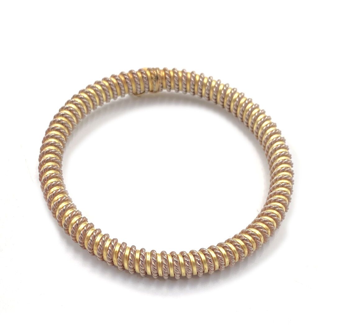 Null 灵活的黄金BRACELET750千分之一，装饰有银线925千分之一的扭曲。
长度： 18,8 cm
毛重 : 25,9 g
