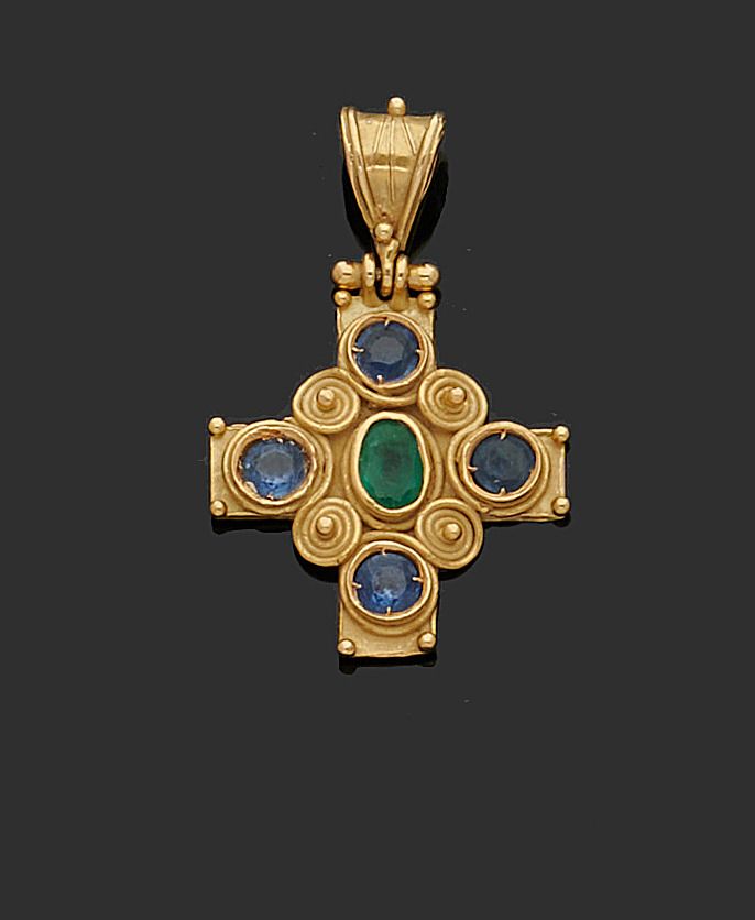 Null 黄金 "十字架 "吊坠，在四颗蓝宝石之间镶嵌一颗椭圆形祖母绿。
高度：3厘米
毛重：5克