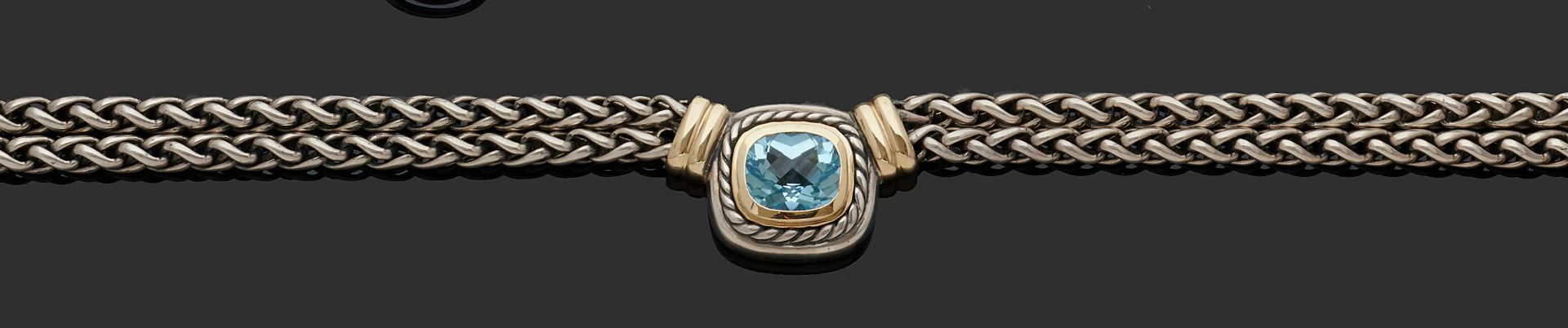 Null D.YURMAN
项链的两根铰链由千分之八十的银和千分之五十五的金制成，中间是千分之九十二的银和千分之五十五的金，上面装饰着一块完全刻面的蓝色石头。
&hellip;