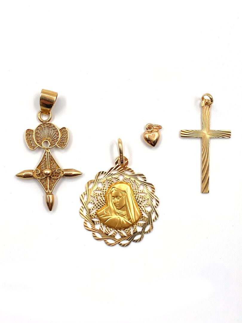 Null LOTTO di quattro pendenti (medaglia, croce e cuore) in oro giallo 750 mille&hellip;