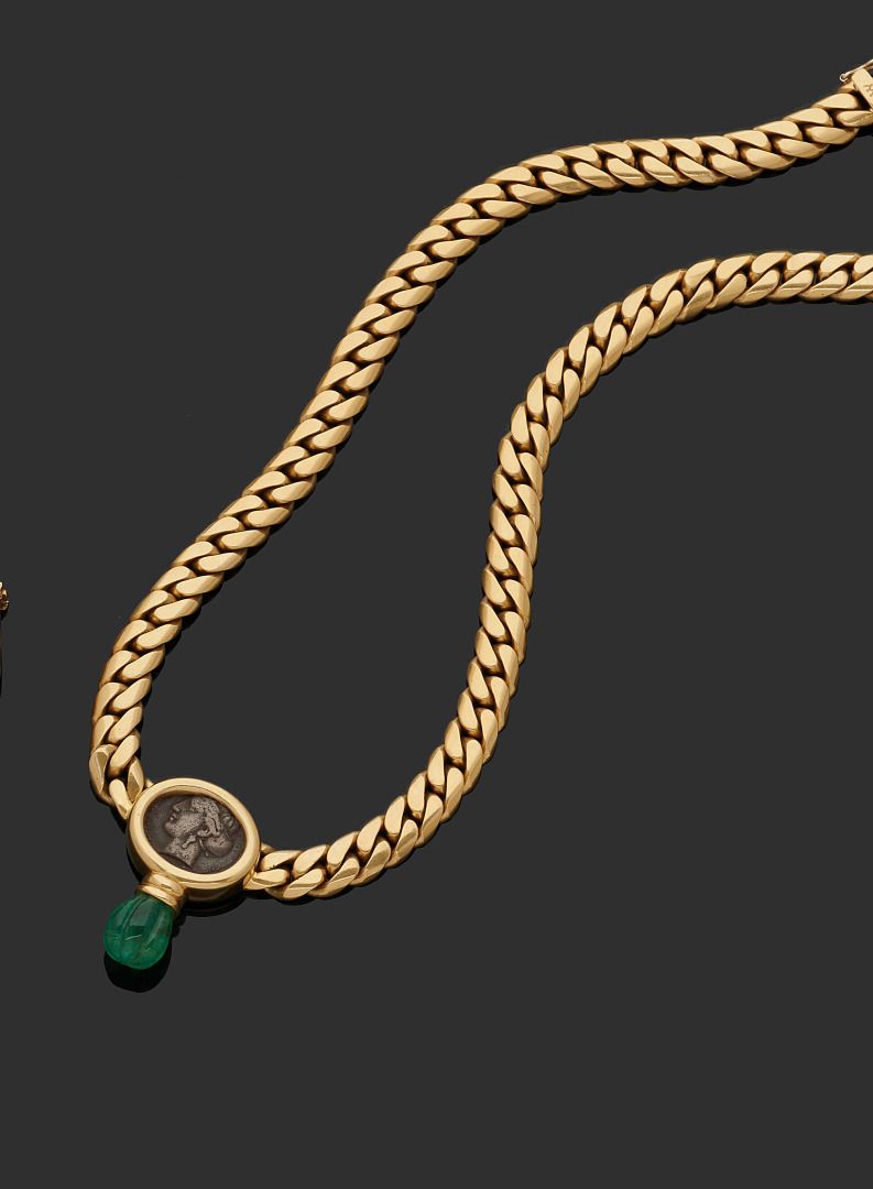 Null 750千分之一的黄金铰接式项链，扁平的交错链节在中间托着一块金属片，上面刻有小圆点的祖母绿宝石。
签名："S.纳迪"。
(划痕)。
长度：42厘米
毛&hellip;