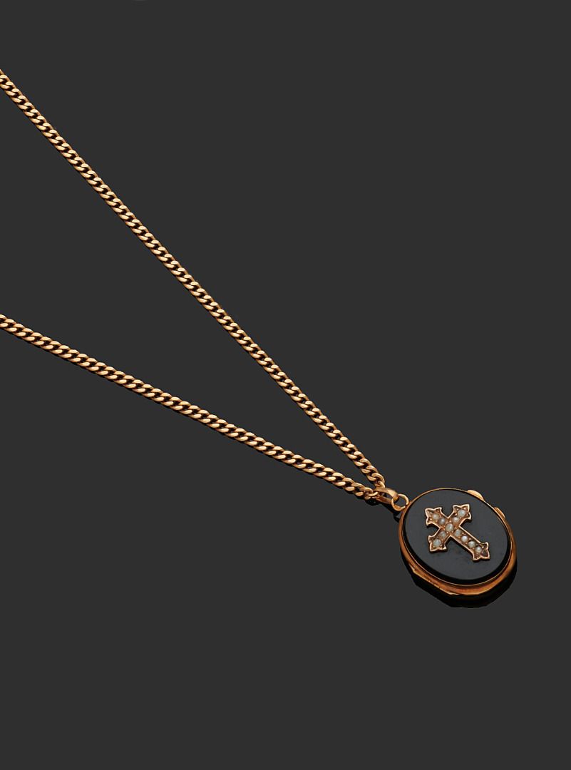 Null 黄金75千分之一项链，吊坠上有一个黄金75千分之一的开口奖章，每个面都有一个玛瑙板装饰，其中一个是用小半颗珍珠装饰的动机十字架。
吊坠高度：2.8厘米&hellip;