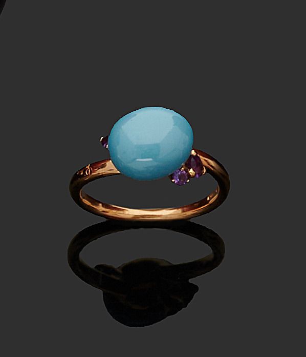 Null POMELLATO - 卡普里模型
玫瑰金七十五万分之一戒指，中间有一个绿松石色的陶瓷球，夹着三颗小紫水晶。
有签名和编号的。
手指尺寸：53.5
毛&hellip;