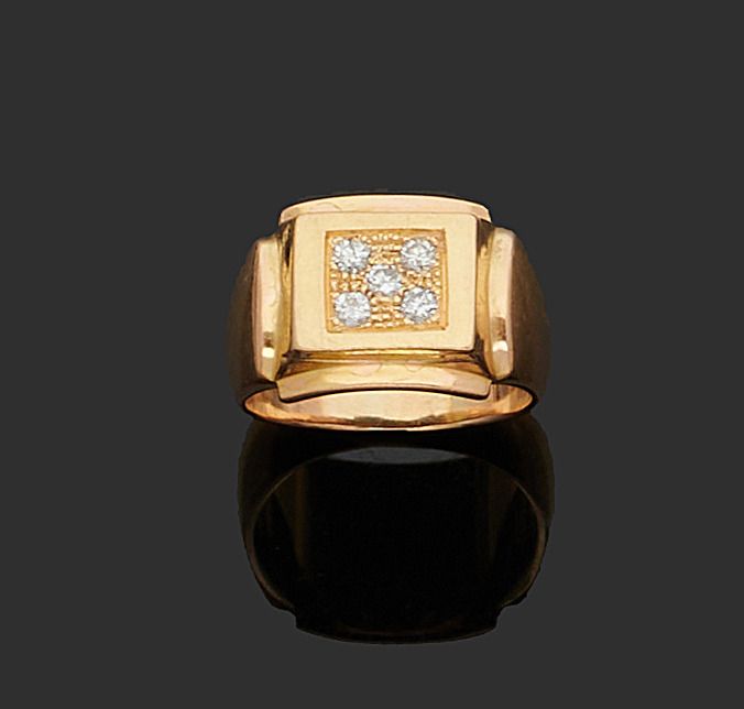 Null 饰有四颗小型圆形明亮式切割钻石的千分之七十五黄金戒指。
转指：55
毛重 : 13,4 g
