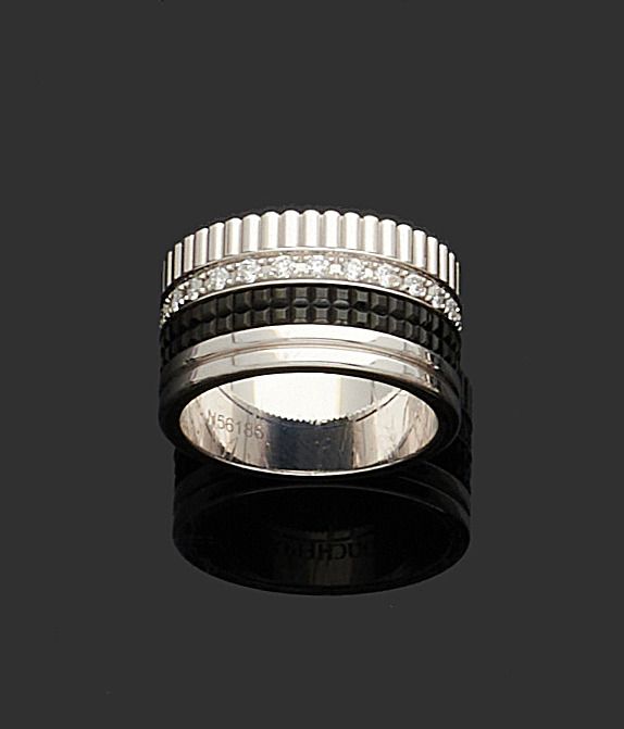 Null BOUCHERON，型号为 "Quatre black edition Large"。
白金75万分之一的带状戒指，显示了四个戒指，有些刻有黑色PVD&hellip;