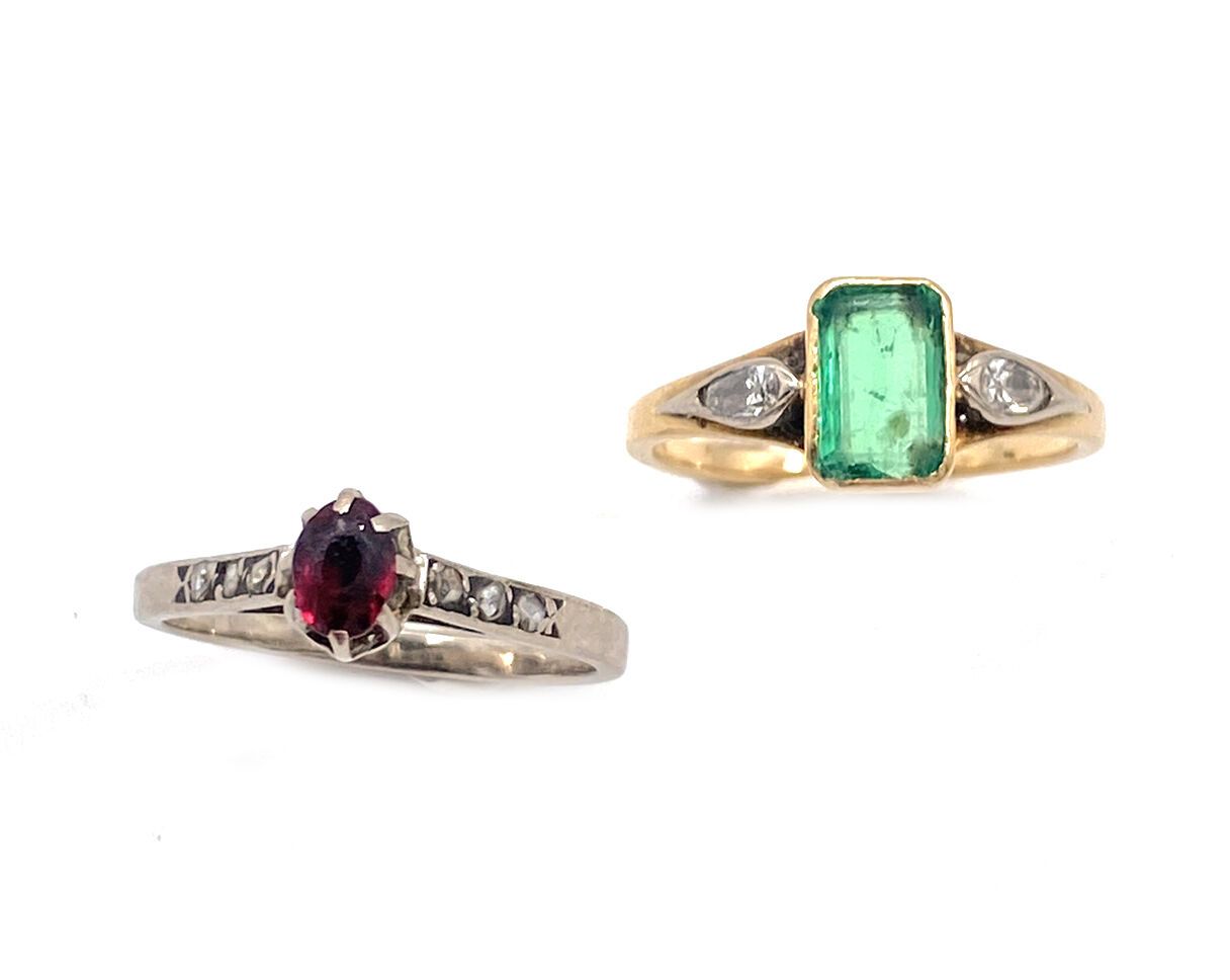 Null TWO RINGS in gold 750 thousandths decorated with an emerald, a stone of red&hellip;