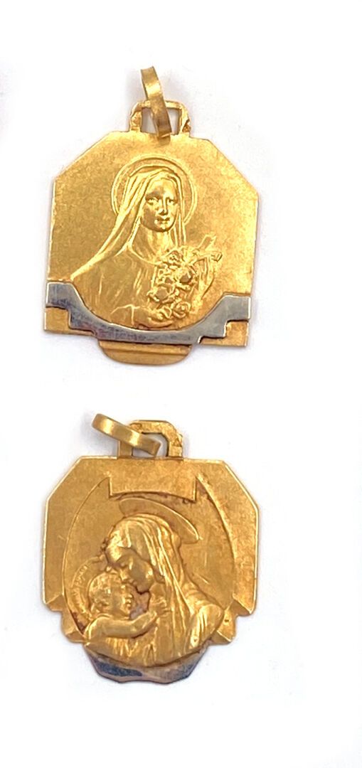 Null 两枚黄金奖牌，每一枚都刻有圣母与儿童和圣母与百合的图案，是联合资金。
毛重 : 5,1 g