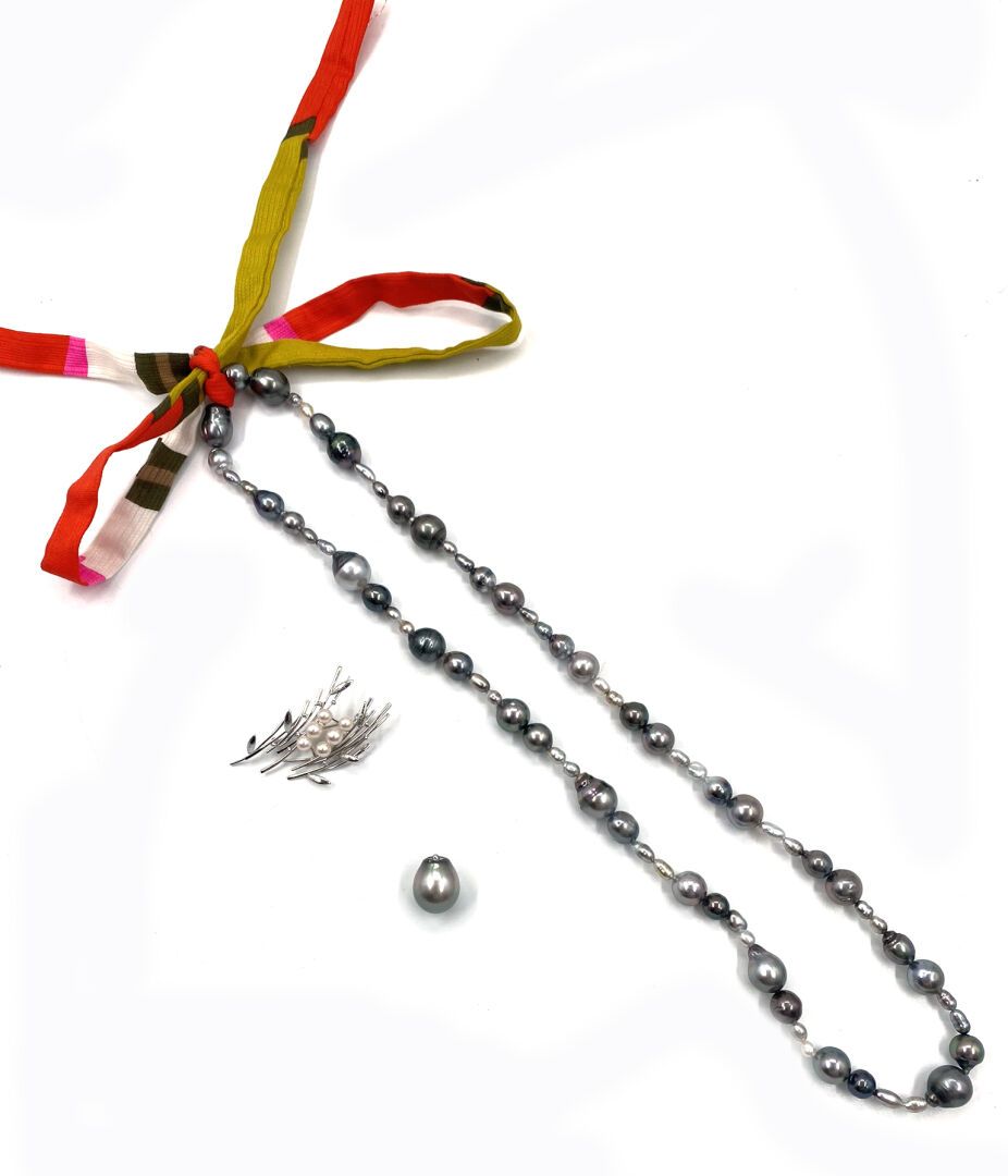 Null 一批养殖珍珠，包括一个金属叶子胸针，一个灰色养殖珍珠和一条项链。