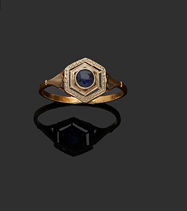 Null 750千分之一黄金戒指，装饰有圆形蓝宝石镶嵌的闭合。
转指：55
毛重 : 1,5 g