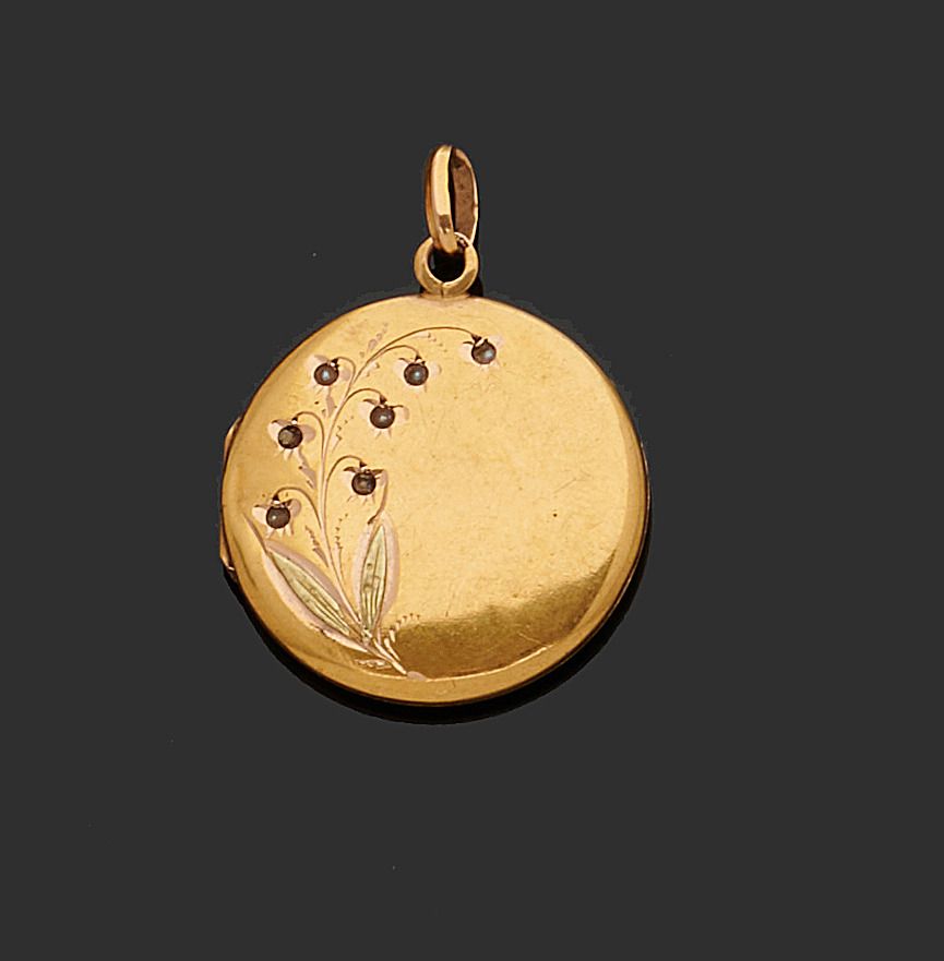 Null 黄金75万的奖章吊坠，正面有叶子装饰。
(凹痕)
高度 : 2,7 cm
毛重 : 5,2 g