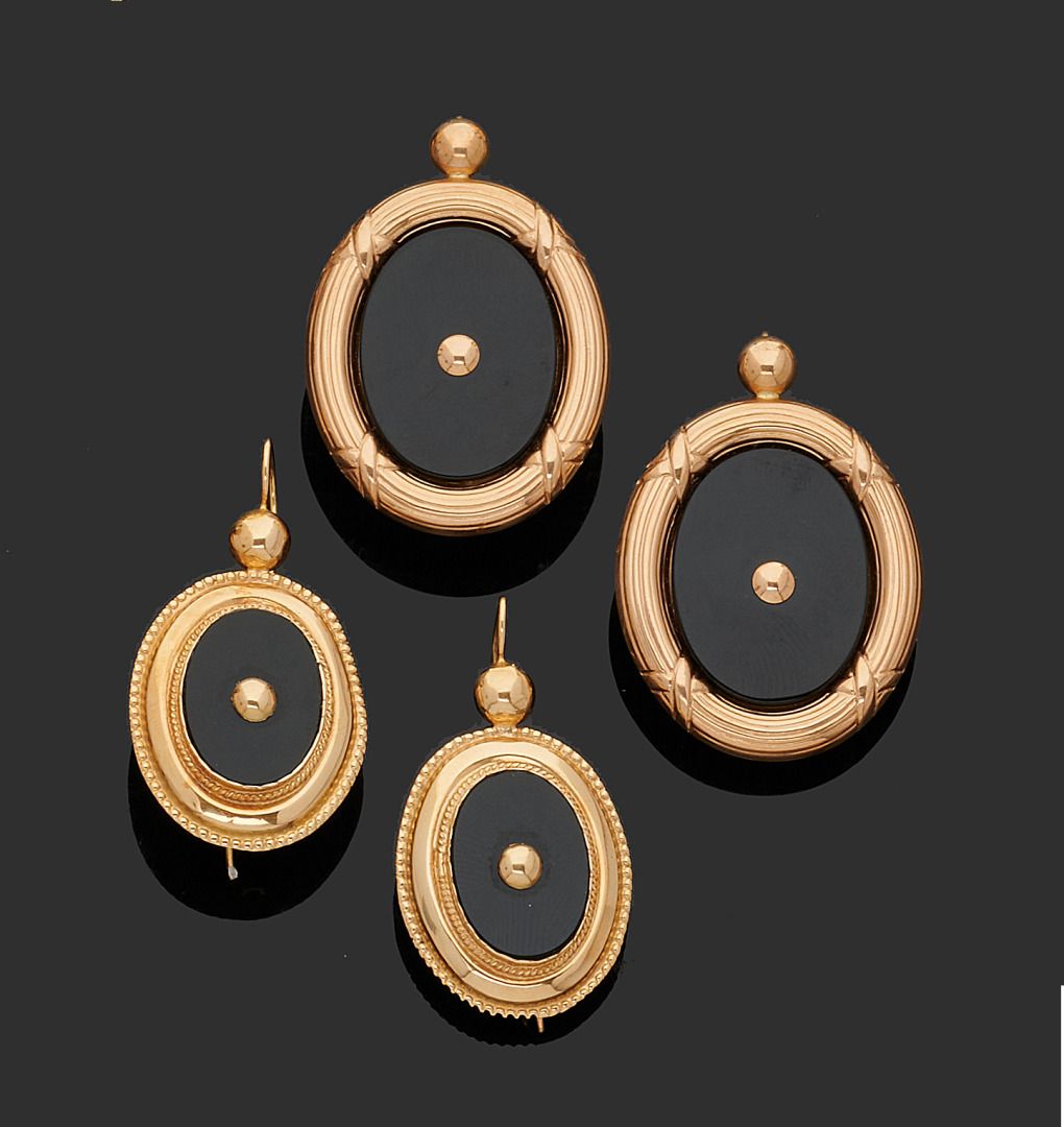 Null 两对750千分之一的黄金耳环，每个都是椭圆形的，并装饰有玛瑙板。
用于穿耳的系统。
高度：3.8和4.1厘米
毛重 : 11,9 g