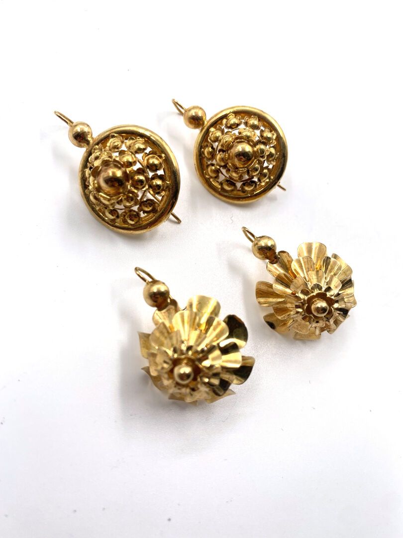 Null 两对750千分之一的黄金耳环，每一对都有鲜花装饰。
用于穿耳的系统。
总高度：3.3和3.5厘米
总毛重 : 14,4 g