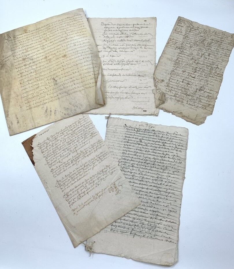 Null 17世纪的档案
一套25份文件，日期从1608年到1695年，用羊皮纸和纸张写成。各种格式。损坏的文件（撕裂、灰尘、绝缘、虫洞）。主要是收据和租约。