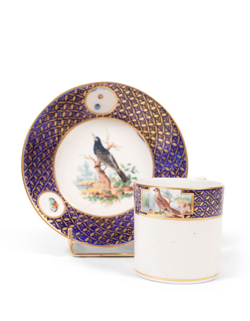 Null 图尔奈
一个软瓷杯和碟子，上面有多色的鸟类装饰，是根据布冯伯爵的《鸟类自然史》绘制的，蓝色背景上有金色格子图案的蝴蝶。
背面有黑色的鸟名。 
杯子上：&hellip;