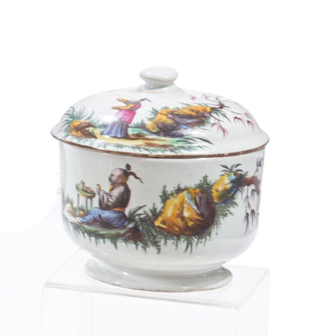 Null Strasbourg
Pot à sucre rond couvert en faïence à décor polychrome sur le co&hellip;