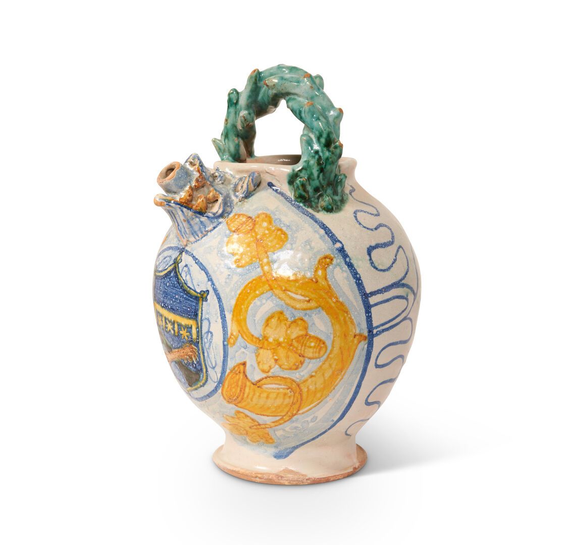 Null Italien, Deruta ?
Krug aus Steingut mit polychromem Dekor eines Wappens in &hellip;