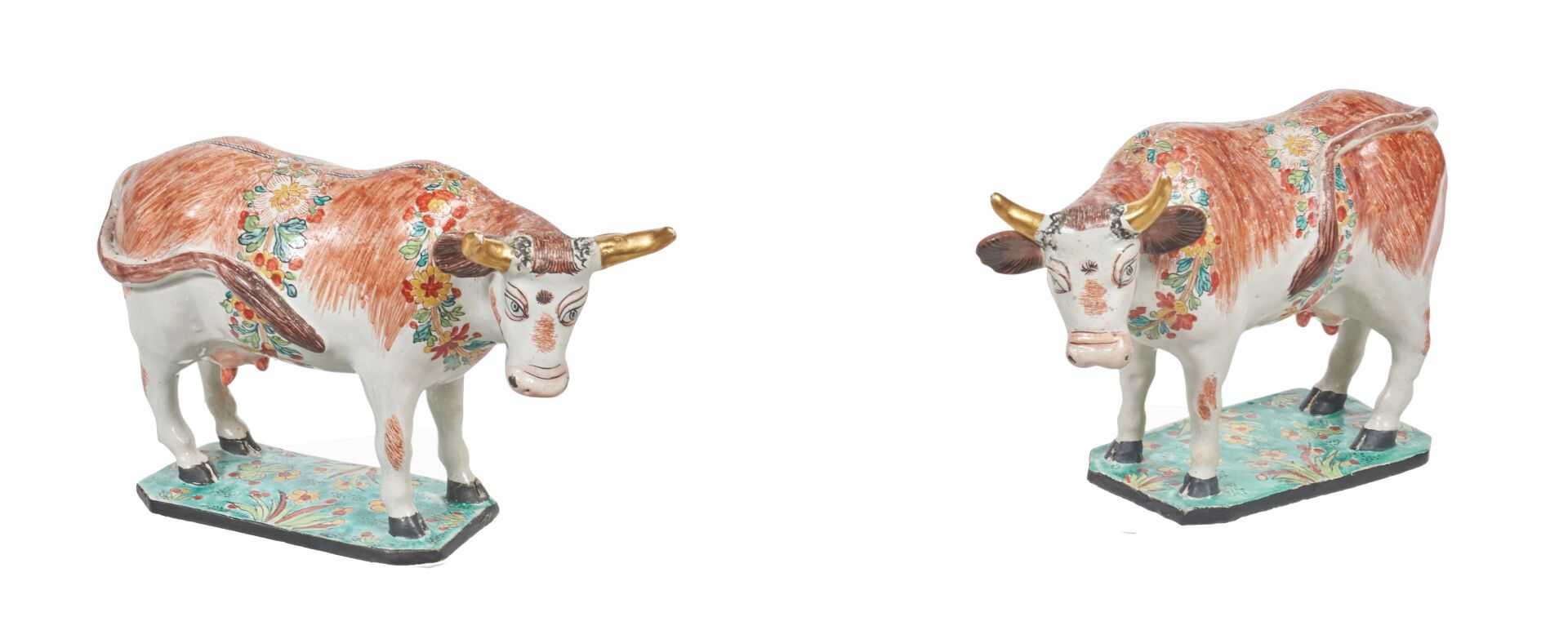 Null 代尔夫特
一对陶制奶牛站在长方形的底座上，有代尔夫特镀金火的多色装饰。
18世纪。 
H.12厘米，长17厘米。
一个人的腿，两个人的角和耳朵都得到了&hellip;