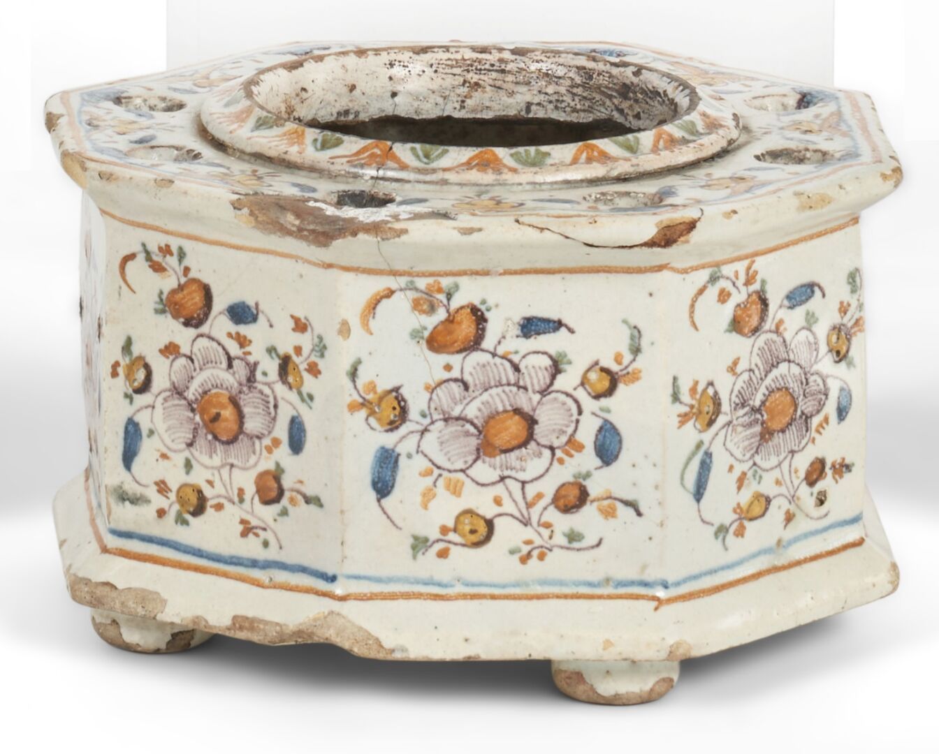 Null 塔拉维拉
八角形陶制墨池，四足，有多色花的装饰。
18世纪。 
L. 14 cm.
芯片。