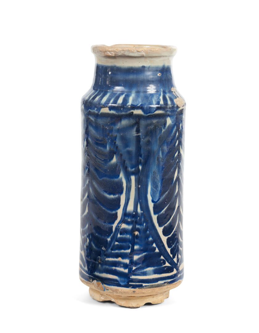 Null 西班牙
大型陶器圆柱形阿尔巴雷洛，装饰有蓝色的棕榈树造型。 
15世纪。 
H.31,5厘米。 
颈部的修复和一些釉面的痕迹。