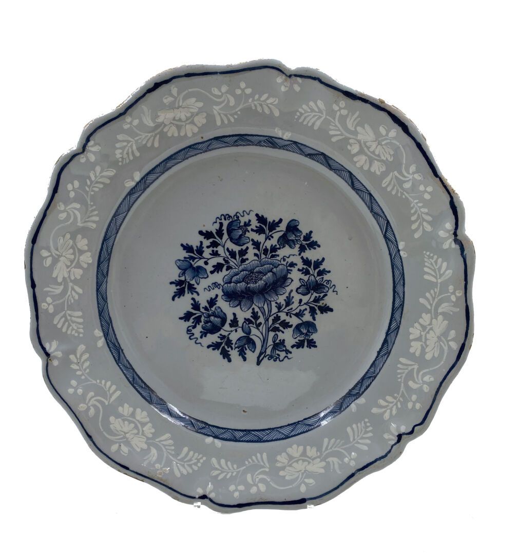 Null 圣阿芒-勒-埃克斯
一个大的圆陶盘，中间有蓝色的单色装饰，是一群花，秋天有雪花纹，翅膀上有黑褐色的花枝。
18世纪。 
D. 39厘米。