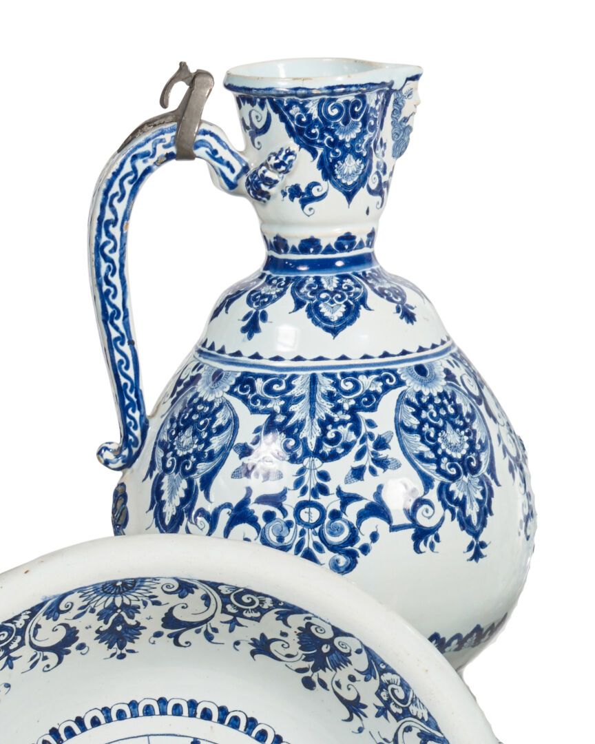 Null 鲁昂
一个陶罐，呈柱状，罐身有两个镂空的花环，罐口是一个大胡子面具的形状，用蓝色的单色装饰大羊角花和叶子。
18世纪的前三分之一。 
H.31厘米。
&hellip;