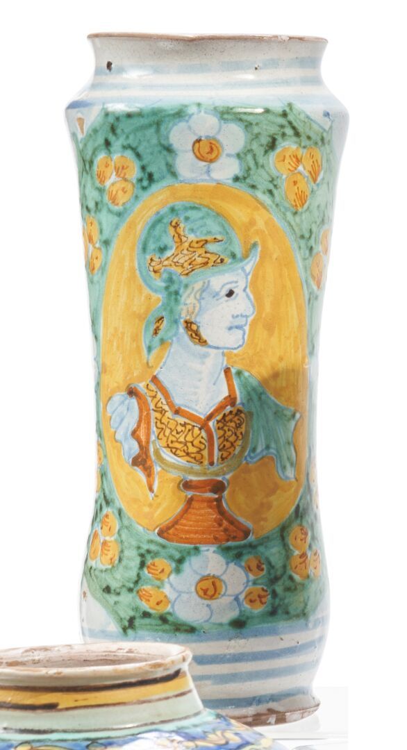 Null 巴勒莫，西西里岛
陶器阿尔巴雷洛，多色装饰，在橙色背景的奖章中，有一个戴着头盔的人的侧面肖像，周围是树叶和花朵的花环。
17世纪。 
H.28,5厘米&hellip;