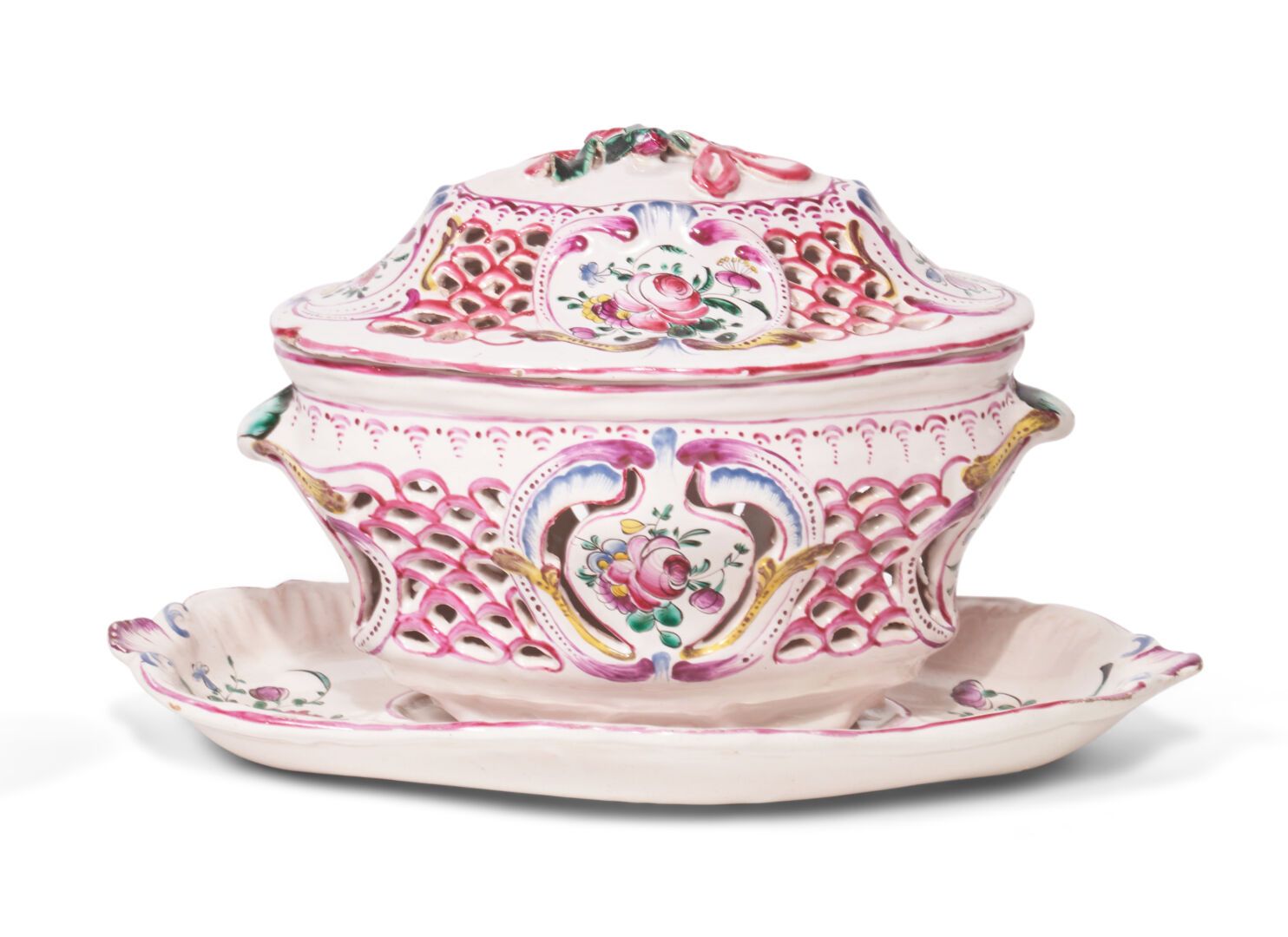 Null Moustiers
Marronnière盖子或糖碗，在相邻的托盘上盖着天，陶器上有多色花束的装饰。
费拉特制造厂。
18世纪。 
L. 22 cm.&hellip;