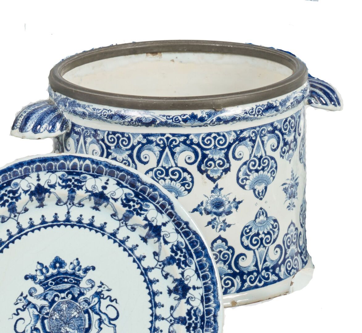 Null 里尔
圆柱形的陶制瓶桶，有两个贝壳形的把手，用蓝色的卡马伊奥装饰着羊角花和花束。
标记为：W和LD？
18世纪。 
H.17厘米，长28厘米。
顶端边&hellip;