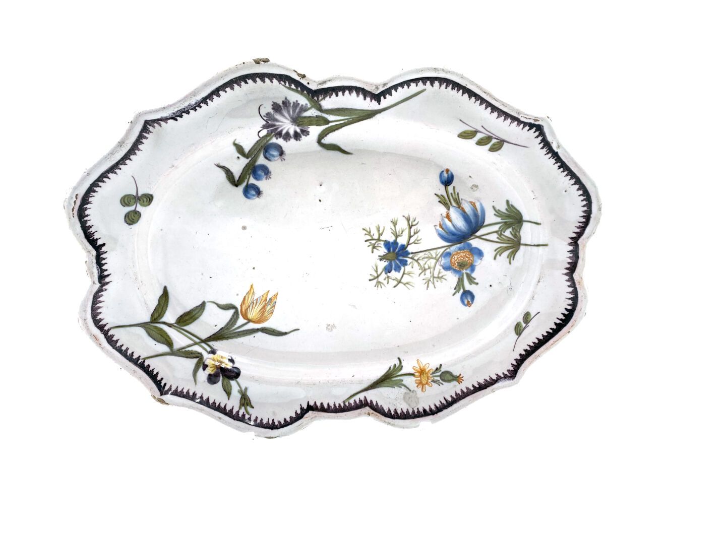 Null 马赛
边缘有轮廓的陶制小椭圆盘，有多色的花朵装饰，边缘有梳状的锰。
弗奇尔的制造。
18世纪。 
L. 27 cm.
刮伤。