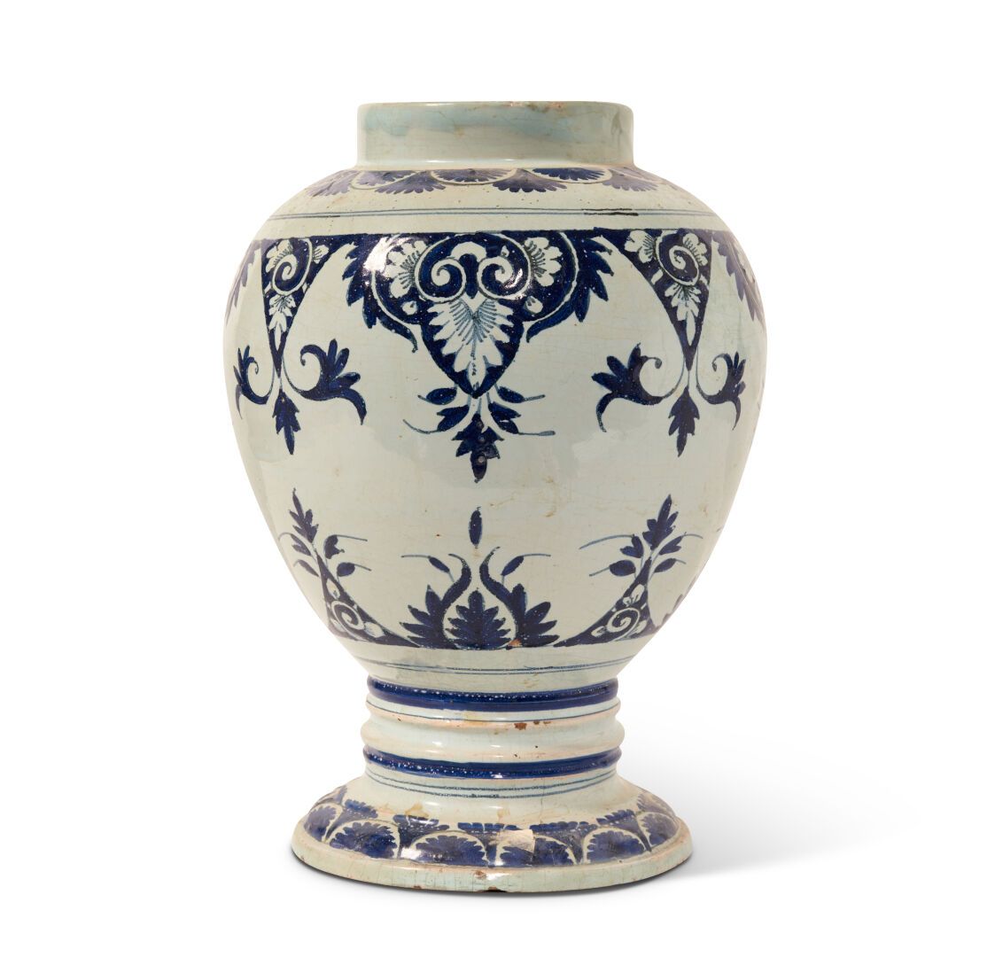 Null 鲁昂
一个陶制柱形花瓶，上面有蓝色的羊角花和风格化的叶子的卡麦尔装饰。
18世纪。 
H.34厘米。