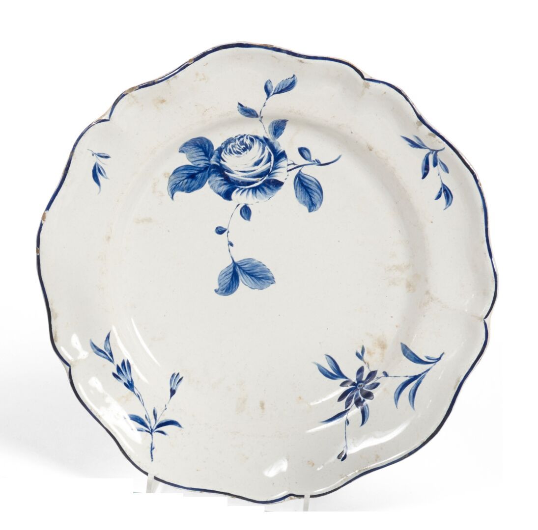 Null 玛丽堡（瑞典）
陶器盘，蓝色单色花纹装饰。
标识：三冠下的MB，E/11/：66：2 x 9。
18世纪。 
D. 24厘米。