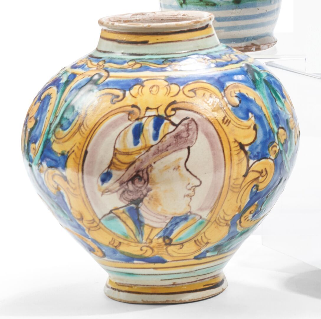 Null Caltagirone (Sicile)
Vase boule en majolique à décor polychrome d'un portra&hellip;